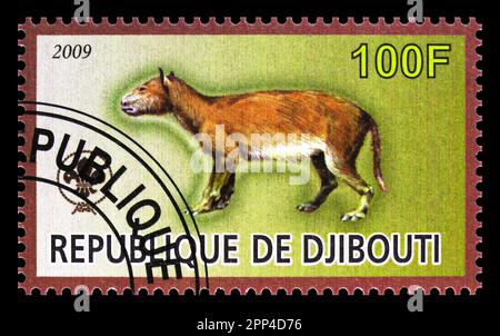 MOSCOU, RUSSIE - 12 JUILLET 2022: Timbre-poste imprimé à Djibouti montre Kvabebihyrax, série d'animaux préhistoriques, vers 2009 Banque D'Images