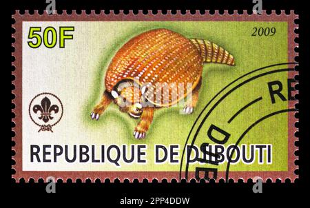 MOSCOU, RUSSIE - 12 JUILLET 2022: Timbre-poste imprimé à Djibouti montre Glyptodon, série d'animaux préhistoriques, vers 2009 Banque D'Images