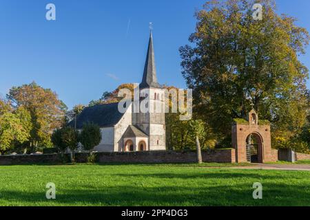 Eglise Saint Johannes près du village allemand Kastel-Staadt Banque D'Images