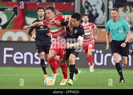 PAS DE VENTES AU JAPON! Wataru ENDO (VFB Stuttgart), action, duels contre Julian BAUMGARTLINGER (FC Augsburg). Football 1st Bundesliga saison 2022/2023, 29th match, matchday29, FC Augsbourg - VFB Stuttgart 1-1 on 21 avril 2023, WWK ARENA Augsbourg. ? Banque D'Images