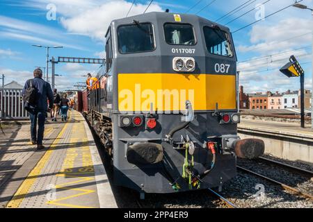 Irish Rail/Iarnród Éireann locomotive 117087 se préparant à partir de la gare Connolly de Dublin, Dublin, Irlande. Banque D'Images