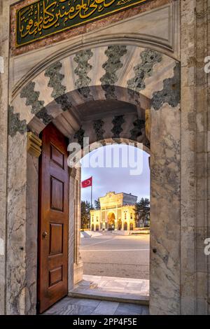 Porte d'entrée principale de l'Université d'Istanbul, place Beyazıt, Fatih, Istanbul, Turquie Banque D'Images