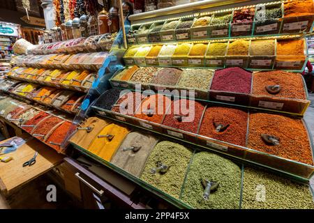 Épices colorées en solde, marché aux épices, Istanbul, Turquie Banque D'Images