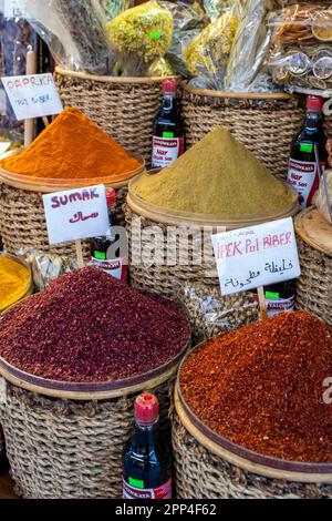 Épices colorées en solde, marché aux épices, Istanbul, Turquie Banque D'Images