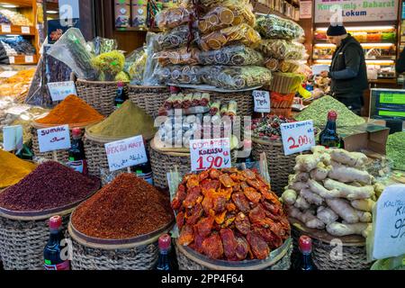 Épices colorées en solde, marché aux épices, Istanbul, Turquie Banque D'Images