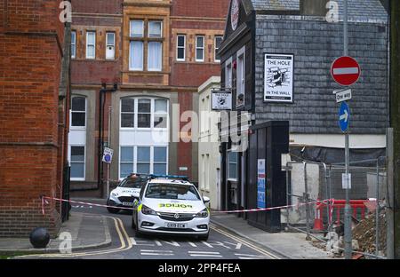 Brighton Royaume-Uni 22nd avril 2023 - la police a fermé les rues autour d'un incident situé juste à côté du front de mer de Brighton, derrière l'hôtel Hilton Metropole, où un homme a gravi des échafaudages où il a été pendant quelques heures perturber les résidents locaux en criant : Credit Simon Dack / Alay Live News Banque D'Images