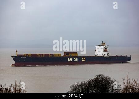 Une journée humide et trouble, alors que MSC Dorine se dirige vers la mer Banque D'Images