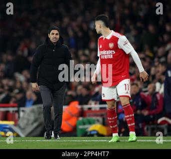 Londres, Royaume-Uni. 21st avril 2023. Mikel Arteta, directeur d'Arsenal, s'adresse à Gabriel Martinelli d'Arsenal lors du match de la première ligue au stade Emirates, Londres. Le crédit photo devrait se lire: David Klein/Sportimage crédit: Sportimage Ltd/Alay Live News Banque D'Images