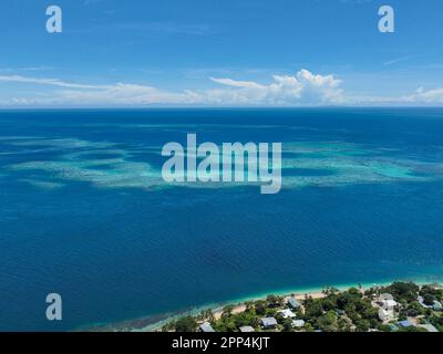 Vue aérienne de l'île luxuriante montrant la sculpture tropicale dans le détroit de Torres, Murray Island, Queensland Banque D'Images