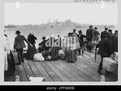 Immigrants en attente de transfert, Ellis Island, 30 octobre 1912. Le SKY a été remplacé dans cette version. Banque D'Images