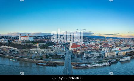 Bratislava en Slovaquie. Panorama de la ville depuis le haut en hiver et au printemps. Banque D'Images