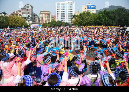 QIANXINAN, CHINE - 22 AVRIL 2023 - les habitants du groupe ethnique Buyi exécutent la danse Kangbao dans la préfecture autonome de Qiannan Buyi et Miao, dans le sud-ouest de la Chine. Banque D'Images