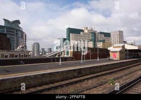 Gare de Vauxhall et bâtiment du siège social du MI6 au bord de la rivière Vauxhall Cross sur le côté sud du pont de Vauxhall, Vauxhall, Londres, Angleterre, Royaume-Uni Banque D'Images