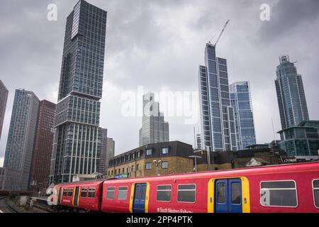 Train de banlieue South Western Railway arrivant à la gare de Vauxhall, Vauxhall, Londres, Angleterre, Royaume-Uni Banque D'Images