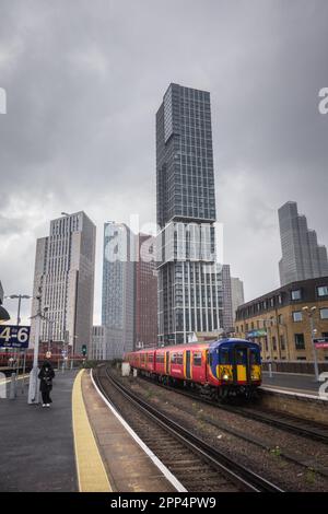 Train de banlieue South Western Railway arrivant à la gare de Vauxhall, Vauxhall, Londres, Angleterre, Royaume-Uni Banque D'Images