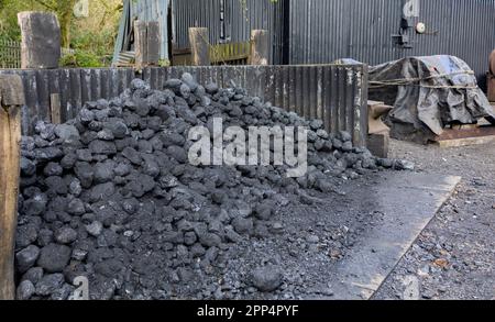 une pile de charbon dur devant l'usine, fournit pour l'hiver Banque D'Images