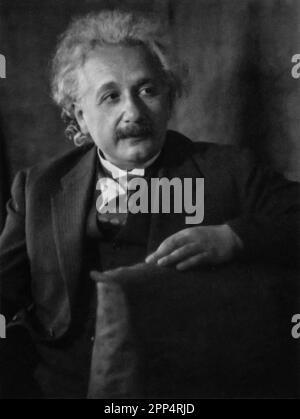 Albert Einstein, portrait en demi-longueur, assis, face à droite. Vers 1931 Banque D'Images