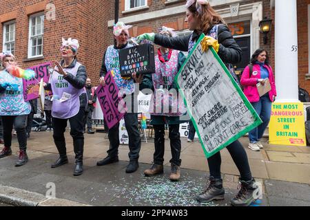 Londres, Royaume-Uni. 21st avril 2023. La rébellion de l'extinction « les Scrubbers de la irté » divertissent les militants du climat lors d'un piquet populaire devant le 55 rue Tufton, qui abrite des organisations telles que l'Alliance des contribuables et la Fondation pour la politique de réchauffement climatique, le premier des quatre jours des activités de protestation contre le climat de Big One organisées par la rébellion de l'extinction (XR). Les organisateurs s'attendent à ce que les manifestations soutenues par une coalition de plus de 200 groupes et organisations soient les plus importantes manifestations climatiques jamais organisées au Royaume-Uni. Crédit : Mark Kerrison/Alamy Live News Banque D'Images