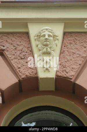 Mascaron, élément décoratif du bâtiment historique du centre de Saint-Pétersbourg Banque D'Images