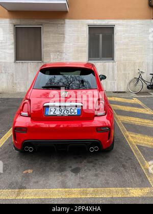 Cremona, Italie - avril 2023 rouge Fiat 595 Abarth voiture de sport compacte de ville garée dans la rue Banque D'Images