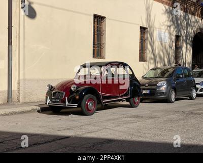Cremona, Italie - 05 NOVEMBRE 2018: Une voiture classique française ICON Citroen 2CV garée dans les rues caractéristiques de Cremona, Lombardie Banque D'Images