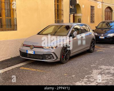 Cremona, Italie - avril 2023 VOLKSWAGEN GOLF 8 GTI 2,0 TSI 245cv DSG garé dans la rue Banque D'Images