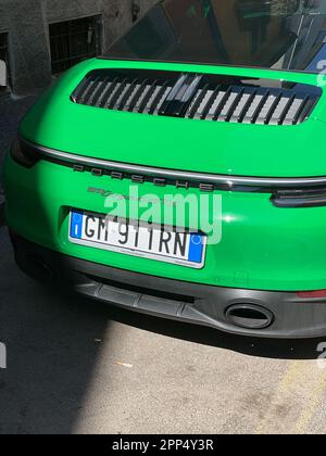 Cremona, Italie - avril 2023 vert Porsche Targa 911 4 GTS coupé roadster voiture de sport garée dans la rue Banque D'Images