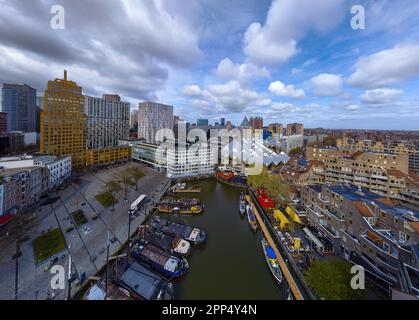 Paysage urbain Arial sur le centre-ville de Rotterdam pays-Bas. Il contient aussi des navires, des gratte-ciel et des maisons en cube emblématiques. Banque D'Images