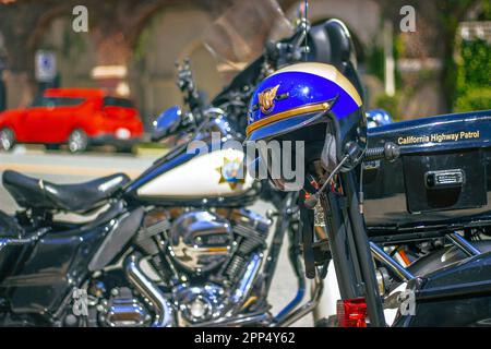 Plongez dans cette superbe photo de deux motos CHP dans la rue, en utilisant l'effet bokeh pour présenter le célèbre casque CHP en blu Banque D'Images