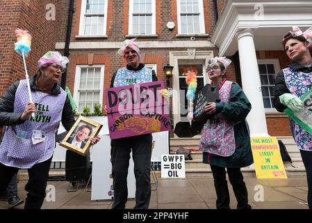 Londres, Royaume-Uni. 21 avril 2023. Les 'Dirt Scrubbers' ridiculisent les occupants du 55, rue Tufton, qui abrite de nombreux lobbyistes de droite, le jour 1 de quatre jours Banque D'Images