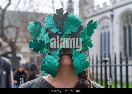 Londres, Royaume-Uni. 22 avril 2023. Un militant climatique de la rébellion de l'extinction portant un masque à feuilles vertes le deuxième des quatre jours de la manifestation climatique Big One soutenu par une coalition de plus de 200 groupes et organisations environnementaux dont Greenpeace, Avaaz, Friends of the Earth, PCS, CND, La justice mondiale maintenant et la guerre contre le vouloir . Credit: amer ghazzal / Alamy Live News Banque D'Images