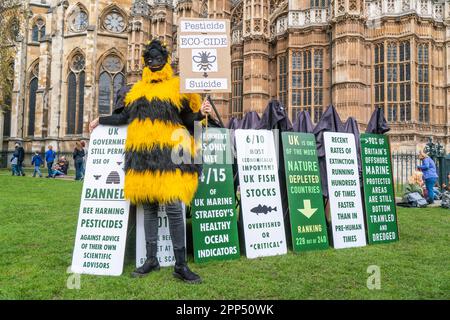 Londres, Royaume-Uni. 22 avril 2023. Un militant climatique de la rébellion de l'extinction dans un costume d'abeille le deuxième des quatre jours de la manifestation climatique Big One soutenu par une coalition de plus de 200 groupes et organisations environnementaux dont Greenpeace, Avaaz, amis de la Terre, PCS, CND, Global Justice Now et War on Nant . Credit: amer ghazzal / Alamy Live News Banque D'Images