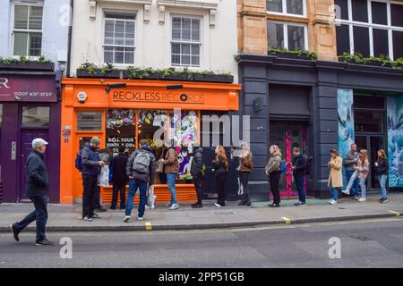 Londres, Royaume-Uni. 22nd avril 2023. Longue file d'attente à l'extérieur de dossiers imprudents dans Soho le jour du magasin de dossiers. RSD est un événement annuel qui soutient les magasins indépendants de disques, avec des groupes et des artistes qui ont publié des disques en édition limitée exclusivement pour la vente dans les magasins de disques le jour, et les fans commencent à faire la queue tôt le matin pour les mettre en file d'attente. Credit: Vuk Valcic/Alamy Live News Banque D'Images