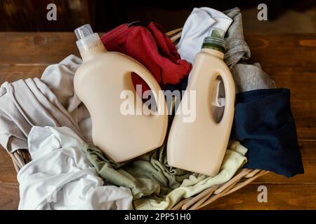 Vue de dessus des bouteilles de détergent vêtements Banque D'Images