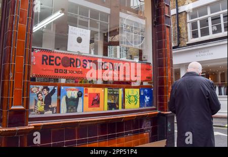 Londres, Royaume-Uni. 22nd avril 2023. Un panneau à Sounds of the Universe à Soho le jour du Record Store. RSD est un événement annuel qui soutient les magasins indépendants de disques, avec des groupes et des artistes qui ont publié des disques en édition limitée exclusivement pour la vente dans les magasins de disques le jour, et les fans commencent à faire la queue tôt le matin pour les mettre en file d'attente. Credit: Vuk Valcic/Alamy Live News Banque D'Images