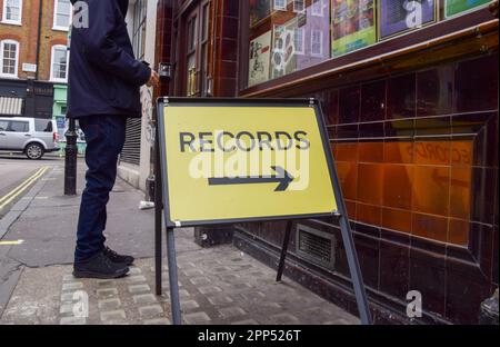 Londres, Royaume-Uni. 22nd avril 2023. Un panneau à Sounds of the Universe à Soho le jour du Record Store. RSD est un événement annuel qui soutient les magasins indépendants de disques, avec des groupes et des artistes qui ont publié des disques en édition limitée exclusivement pour la vente dans les magasins de disques le jour, et les fans commencent à faire la queue tôt le matin pour les mettre en file d'attente. Credit: Vuk Valcic/Alamy Live News Banque D'Images