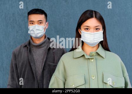 Jeune couple japonais portant un masque Banque D'Images