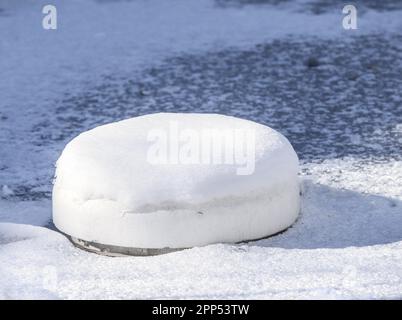 Médicament de glace flottante faite de styrofoam dans un étang gelé Banque D'Images