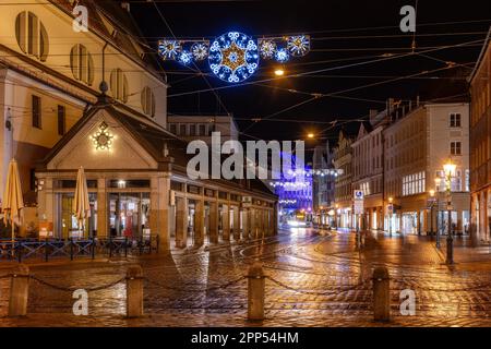 Rue à Augsbug la nuit décorée avec des lumières de christmals Banque D'Images