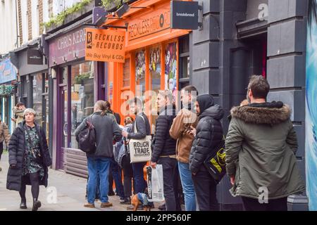Londres, Angleterre, Royaume-Uni. 22nd avril 2023. Les clients font la file d'attente à l'extérieur de dossiers imprudents à Soho le jour du magasin de dossiers. RSD est un événement annuel qui soutient les magasins indépendants de disques, avec des groupes et des artistes qui ont publié des disques en édition limitée exclusivement pour la vente dans les magasins de disques le jour, et les fans commencent à faire la queue tôt le matin pour les mettre en file d'attente. (Credit image: © Vuk Valcic/ZUMA Press Wire) USAGE ÉDITORIAL SEULEMENT! Non destiné À un usage commercial ! Banque D'Images