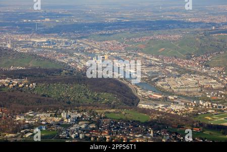 Vue aérienne de la vallée du Neckar avec le port du Neckar, l'usine Mercedes-Benz de Mettingen, Ostfildern, capitale de l'État de Stuttgart, Baden-Wuerttemberg, Allemagne Banque D'Images