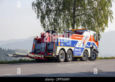 CADCA - MILOSOVA, SLOVAQUIE - 13 OCTOBRE 2010: Renault Kerax secours routier camion lourd de Cesmad assistance et de la société Allianz à Slova Banque D'Images