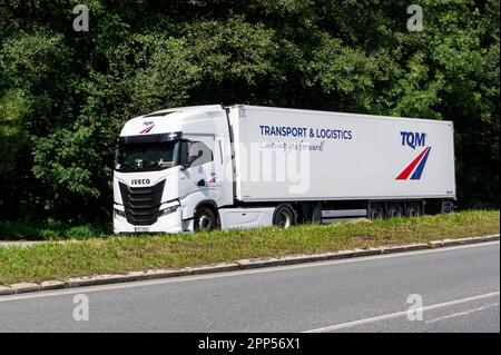 HAVIROV, RÉPUBLIQUE TCHÈQUE - 8 SEPTEMBRE 2022 : semi-remorque S-Way d'Iveco blanc de la société de transport TQM tchèque en attente Banque D'Images