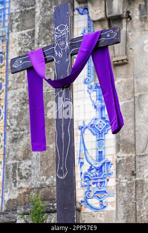 Détail, Croix à l'entrée, l'église d'Igreja de Santo Ildefonso, PARCA da Batalha, Porto, site du patrimoine mondial de l'UNESCO, Portugal Banque D'Images