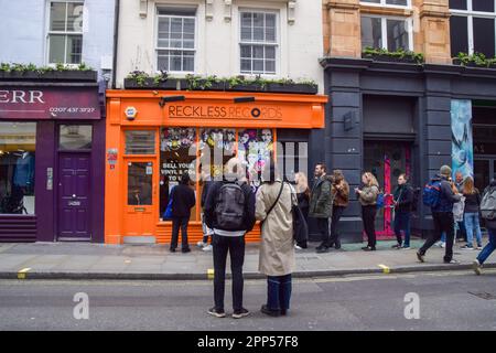 Londres, Angleterre, Royaume-Uni. 22nd avril 2023. Les clients font la file d'attente à l'extérieur de dossiers imprudents à Soho le jour du magasin de dossiers. RSD est un événement annuel qui soutient les magasins indépendants de disques, avec des groupes et des artistes qui ont publié des disques en édition limitée exclusivement pour la vente dans les magasins de disques le jour, et les fans commencent à faire la queue tôt le matin pour les mettre en file d'attente. (Credit image: © Vuk Valcic/ZUMA Press Wire) USAGE ÉDITORIAL SEULEMENT! Non destiné À un usage commercial ! Banque D'Images