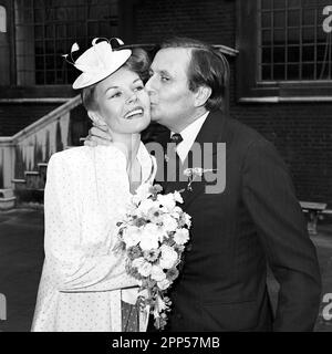 Photo du dossier datée du 17/06/79 de Dame Edna everage, n'est nulle part en vue que son créateur, l'acteur Barry Humphries, 45 ans, embrasse sa mariée, l'artiste de 30 ans Diane Millstead, après que leur mariage ait été béni à l'église St James, Piccadilly. Le comédien Barry Humphries, mieux connu sous le nom d'alter ego Dame Edna everage, est décédé à l'âge de 89 ans, selon un porte-parole de l'hôpital St Vincent à Sydney où il était soigné. Date de publication : samedi 22 avril 2023. Banque D'Images