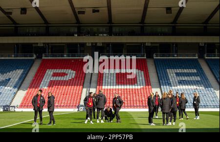 22nd avril 2023 ; Hampden Park, Glasgow, Écosse : demi-finale de football de la coupe écossaise pour femmes, Rangers WFC versus Motherwell WFC ; les joueurs Motherwell inspectent la surface de jeu Banque D'Images