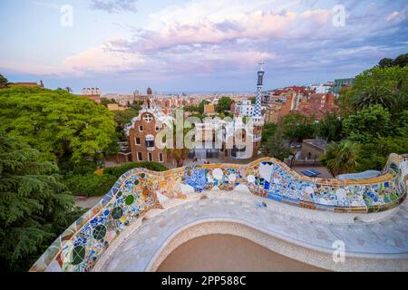 Bancs avec mosaïque colorée, ambiance nocturne, vue sur la ville, Parc Gueell, parc par Antoni Gaudi, Catalogne, Espagne Banque D'Images