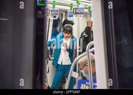 NANJING, CHINE - le 22 AVRIL 2023 - les passagers lisent leur téléphone mobile dans une voiture de métro à Nanjing, dans la province du Jiangsu, en Chine orientale, à 22 avril, en 202 Banque D'Images
