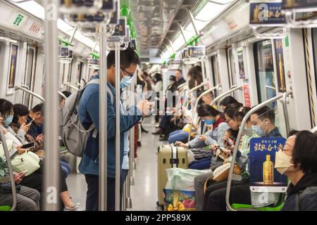 NANJING, CHINE - le 22 AVRIL 2023 - les passagers lisent leur téléphone mobile dans une voiture de métro à Nanjing, dans la province du Jiangsu, en Chine orientale, à 22 avril, en 202 Banque D'Images